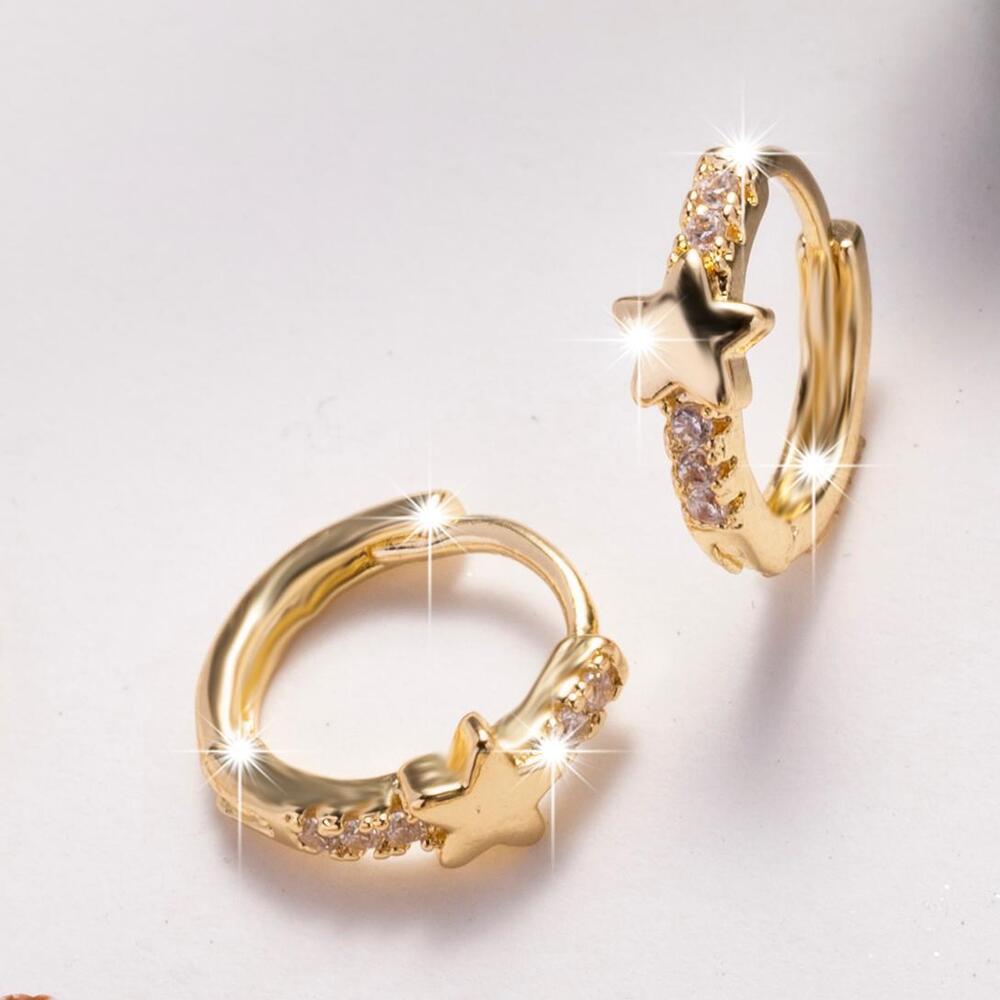 Hollow wave earrings ending in a defined U shape. - Picture 4 of 5